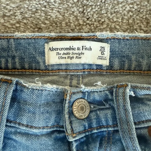 Abercrombie & Fitch Ultra High Rise Ankle Straight Jean - Picture 2 of 3